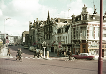 803759 Gezicht op de Leidseweg te Utrecht, vanaf de hoek met het Stationsplein.